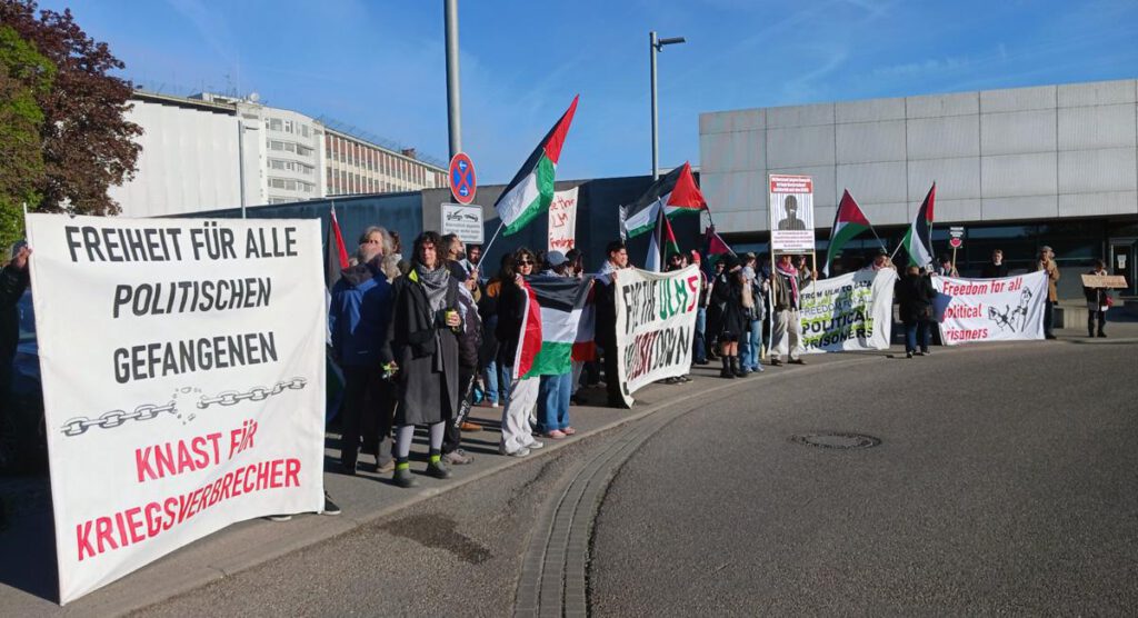 Protest vor dem Gericht